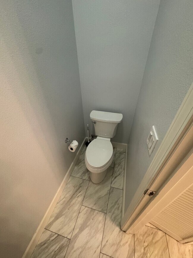 Building Photo - 2 bedroom | 2 bathroom | Upstairs loft | L...