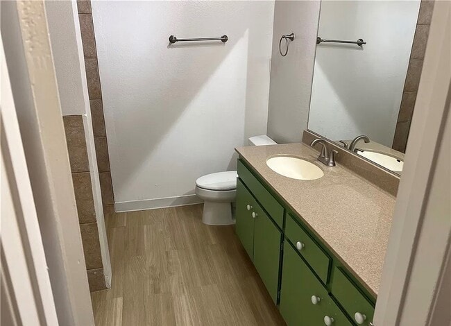 Building Photo - 55 Knolls Crescent