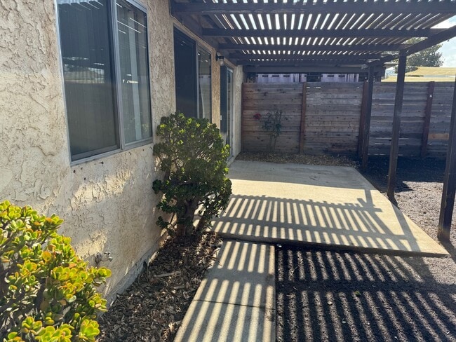 Building Photo - Beautifully Updated Camarillo Townhome