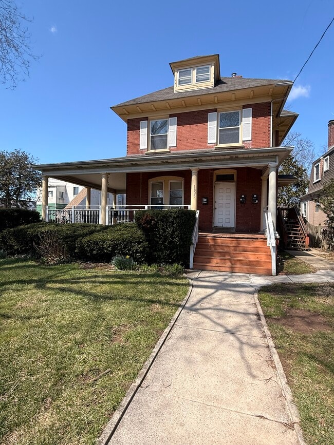 Building Photo - 1605 DeKalb St