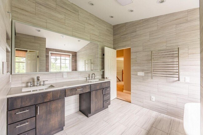 Building Photo - 4930 Brooksview Cir