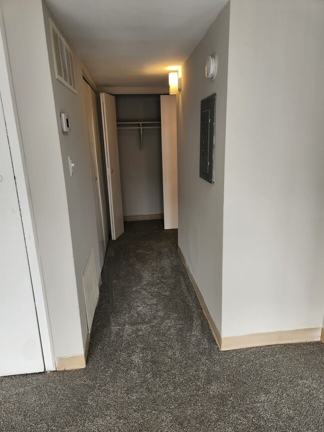 Building Photo - Spacious One Bedroom Apartment Home Availa...