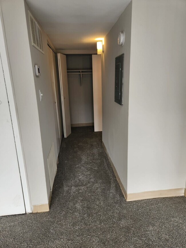Building Photo - Spacious Two Bedroom Apartment Home Availa...