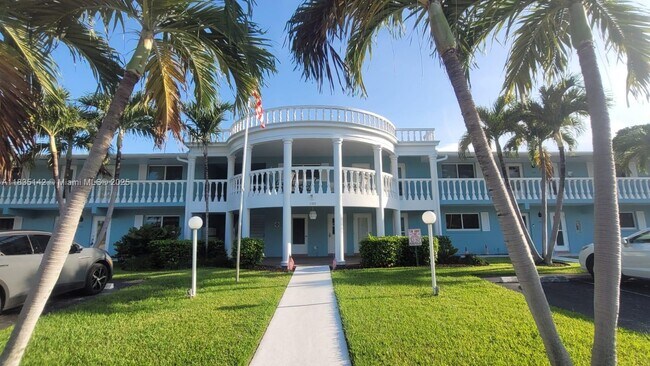 Building Photo - 1100 Pine Dr