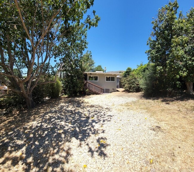 Building Photo - Large 5 Bedroom Home close to Poly Campus!!