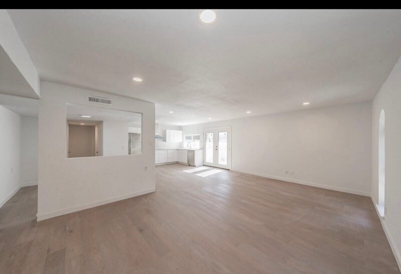 Building Photo - 3506 S Elm Dr