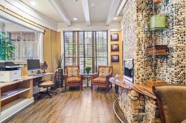 Building Photo - 1740 Century Cir NE