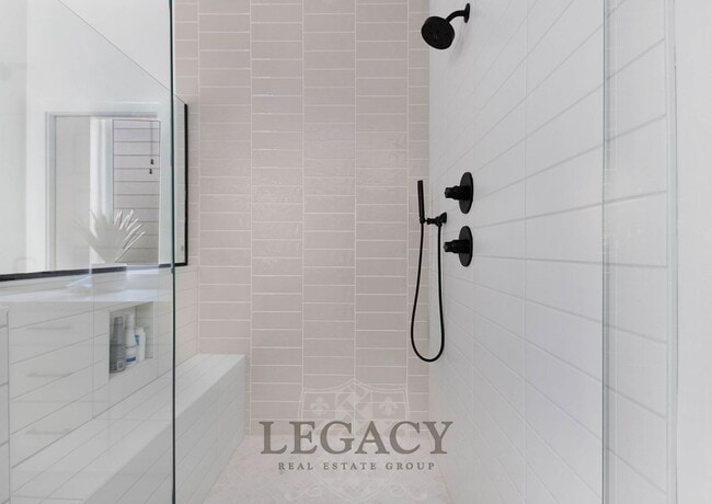 Building Photo - 2027 Rosemary Ln