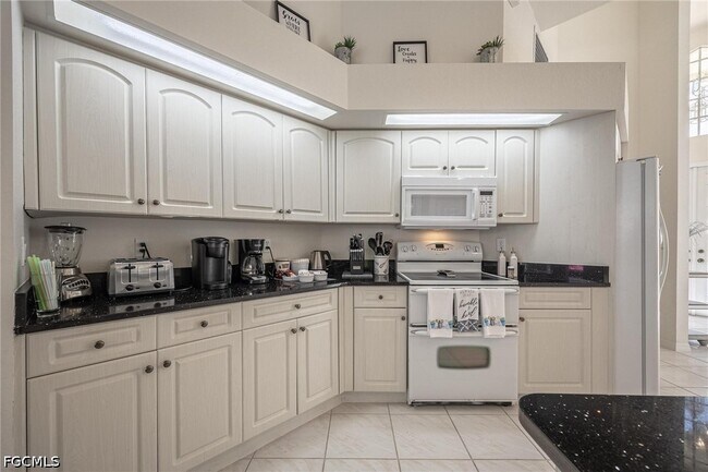 Building Photo - 4412 SW 26th Ave