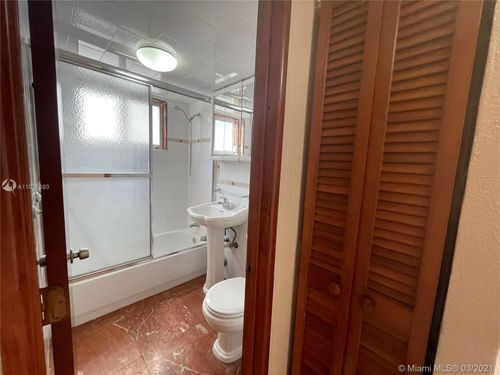 Building Photo - 107 SW 18th Ct