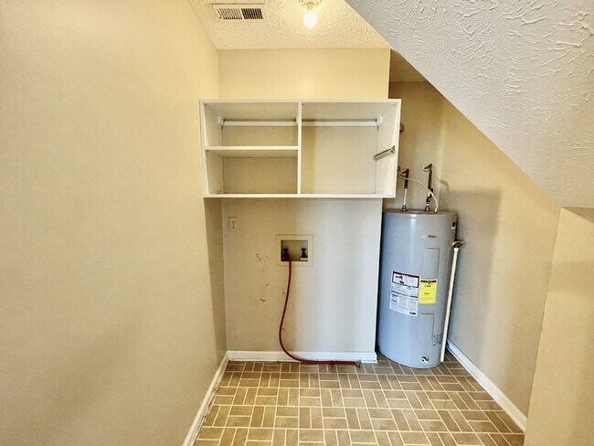 Building Photo - 4 bedroom, 3 bathroom Nest in Spring Lake