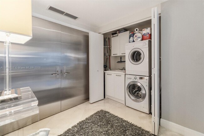 Building Photo - 1331 Brickell Bay Dr