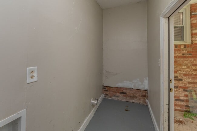 Building Photo - 3 bed/1.5 bath single-family home, with en...