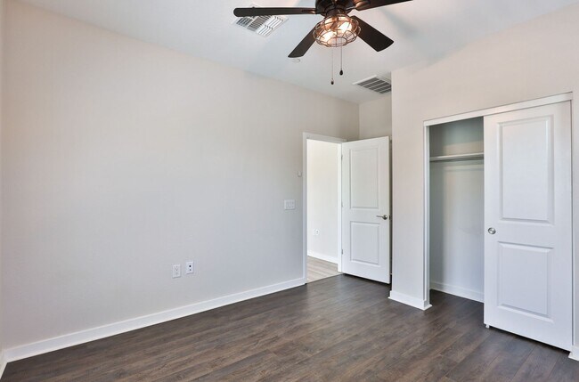 Building Photo - Gorgeous 4bed/3 bath End Unit Condo in Gil...