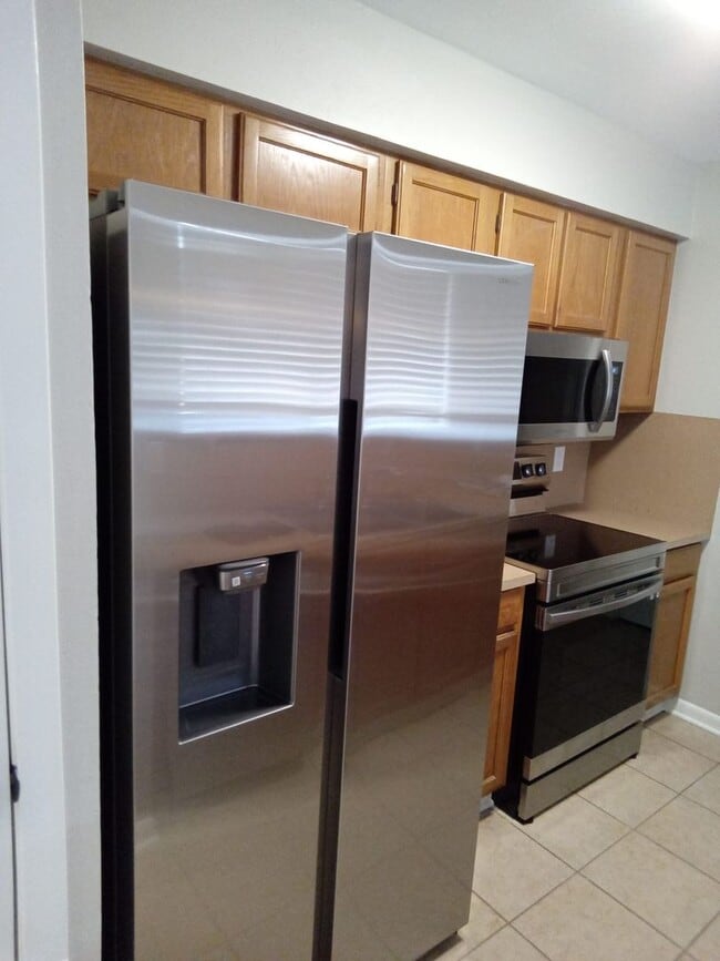 Building Photo - River Oaks Townhouse-Christmas Special!!