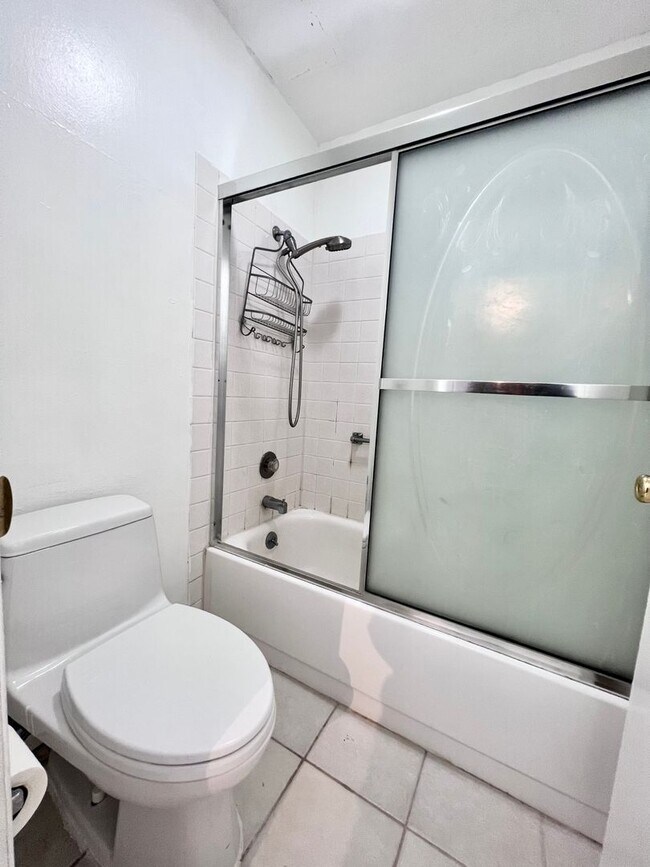 Building Photo - Spacious 1 bedroom with wood laminate floo...