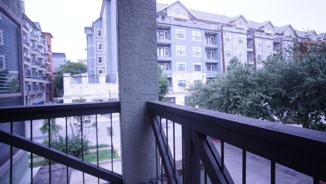 Building Photo - 2/1 in West Campus