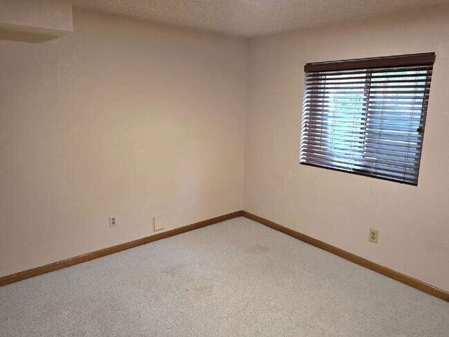 Building Photo - "Charming 4-Bedroom Retreat in Castle Rock with 2.5 Baths, Fenced yard, 2 car attached garage - Y...