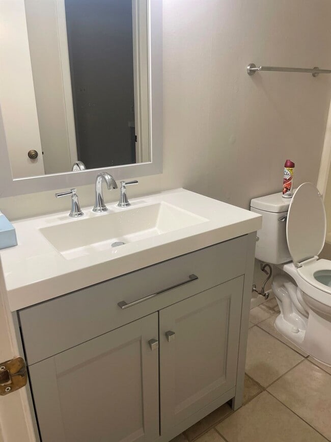 Building Photo - 535 Hillebrandt St