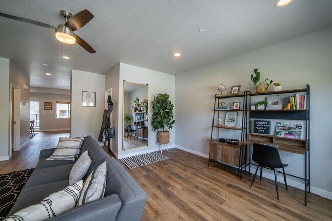 Building Photo - Gorgeous Modern Townhome in Draper