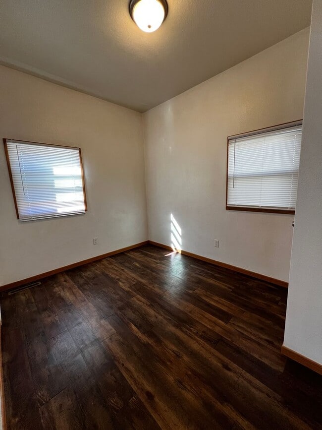 Building Photo - 4 Bedroom 2 Bathroom