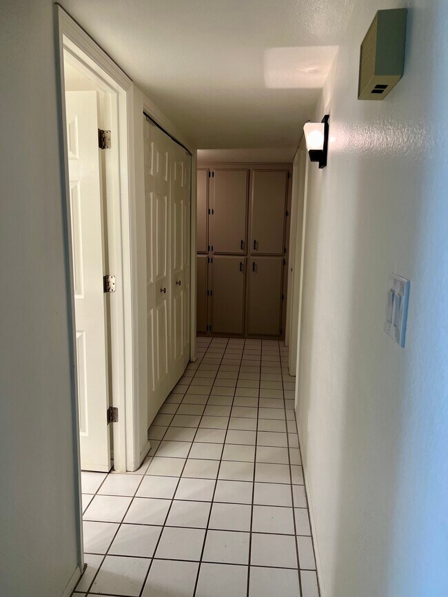 Building Photo - 984 N 85th Pl