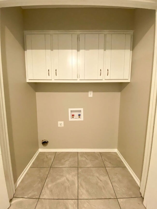 Building Photo - 3 Bed 2 bath in Raleigh / ss appliances an...