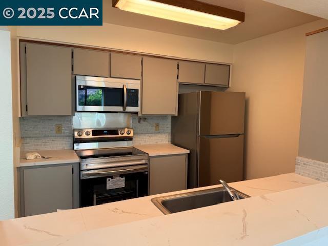 Building Photo - 10 Tarn Ct