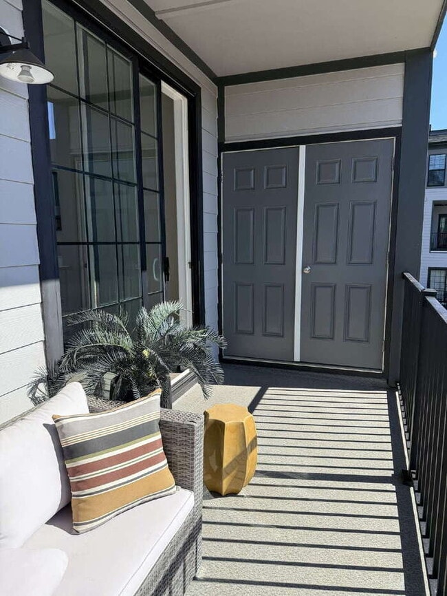 Building Photo - Modern 3-Bedroom Bethany Model Condo in Co...