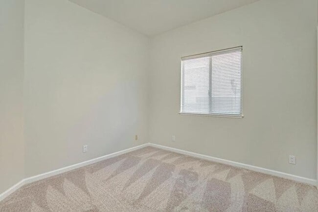 Building Photo - Pristine 3 Bedroom 2 bathroom + Den in Sou...