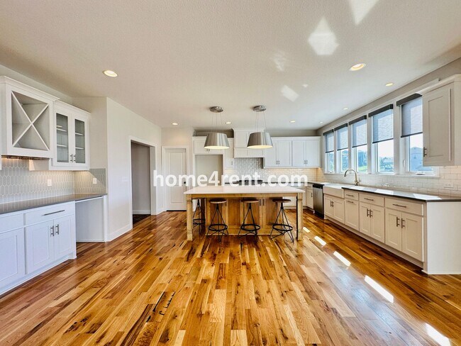 Building Photo - Exceptional Olathe Home in the Cedar Creek Subdivision w/ Wood Floors and a Finished Basment!