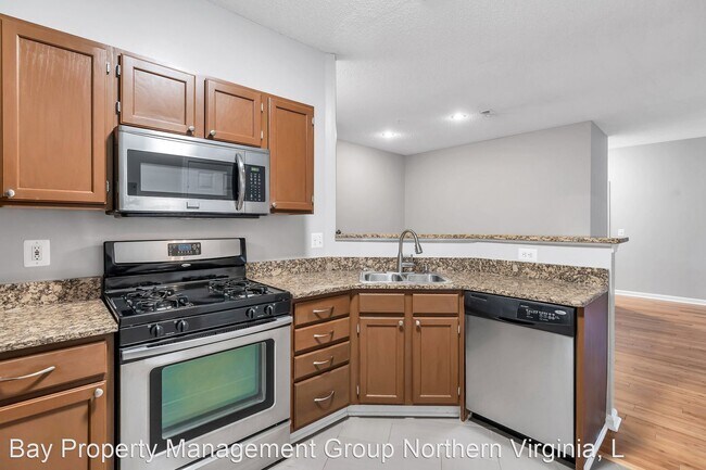 Building Photo - 1705 Lake Shore Crest Dr