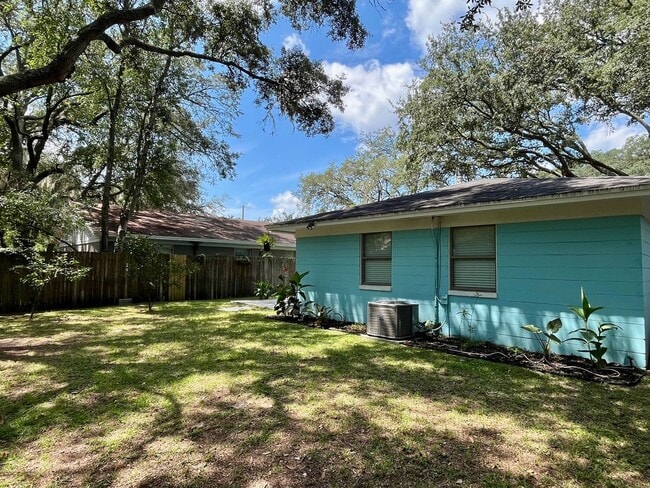 Building Photo - Completely Remodeled! Close to  Historic D...