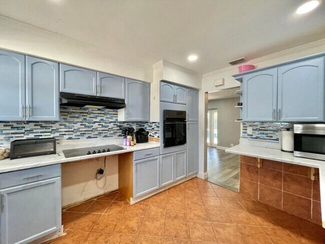 Building Photo - 1478 NE 56th St