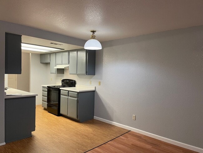 Building Photo - 1391 SW Kokanee Ln