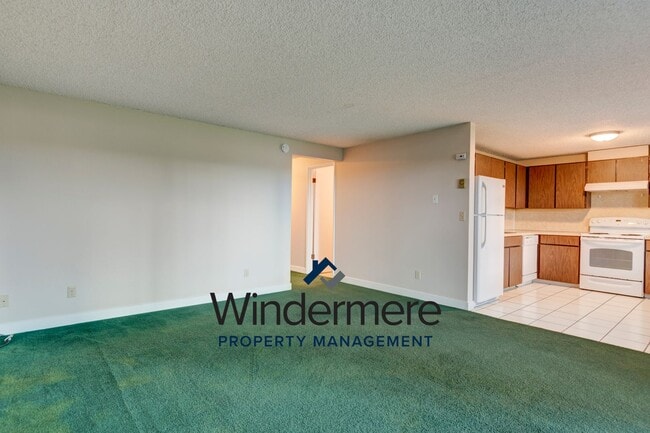 Building Photo - Windermere PM: 2 bedroom/2 bath condo