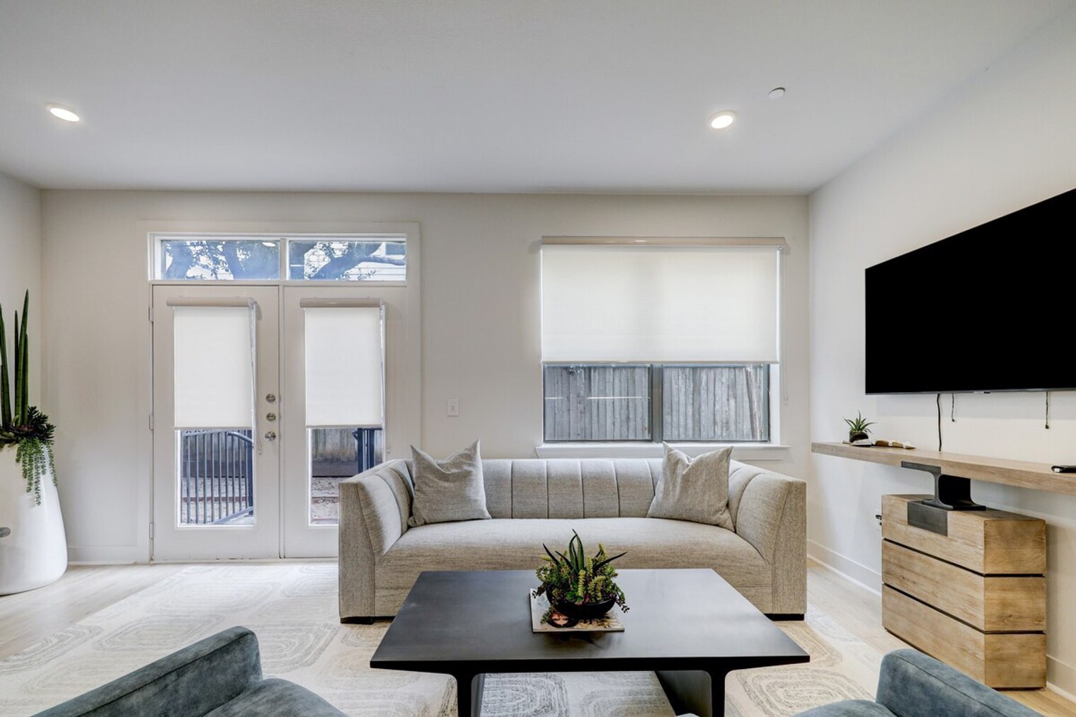 Building Photo - 2137 Pelham Dr