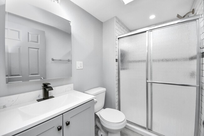 Building Photo - 5738 Kenilwood Dr