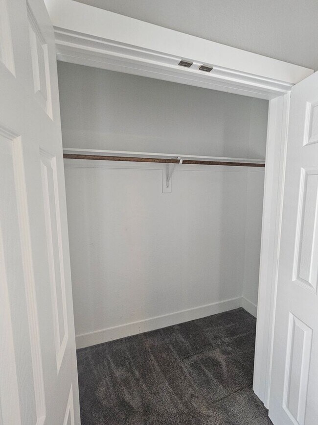 Building Photo - Spacious 3 Bed / 3 Bath Home with Modern Upgrades and Fenced Yard in South Dallas