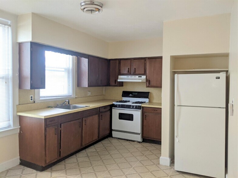 Building Photo - 1102 Broadway