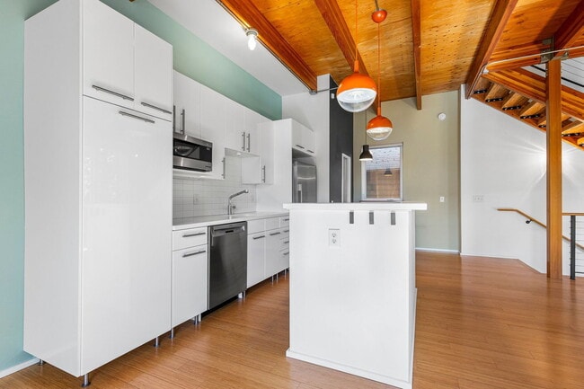Building Photo - 500 NE Brazee St