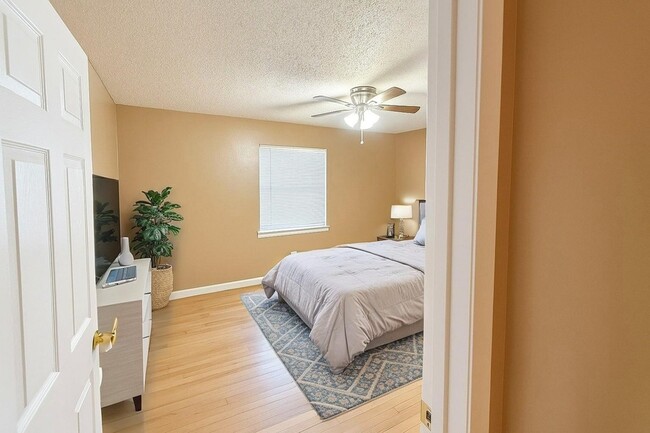 Building Photo - 822 Bandera Ln