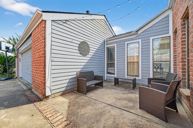 Building Photo - 6107 Howland Ct