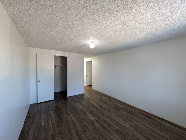 Building Photo - 2 Bed 2 Bath Condo Available NOW!