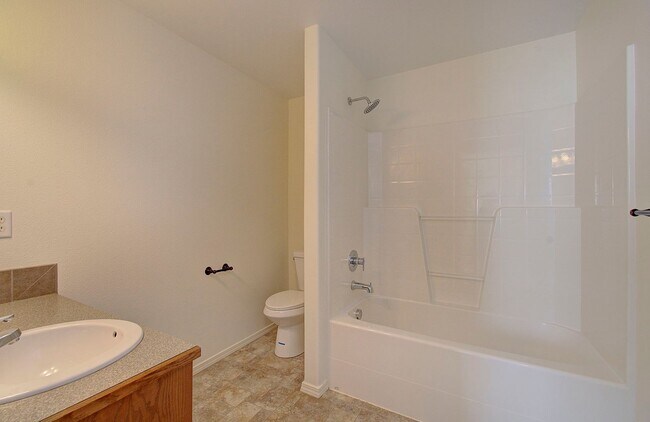 Building Photo - Beautiful Townhome- 3 Bedrooms