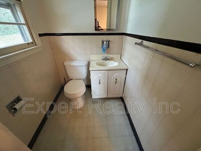 Building Photo - 2249 4th Pl Cir NE