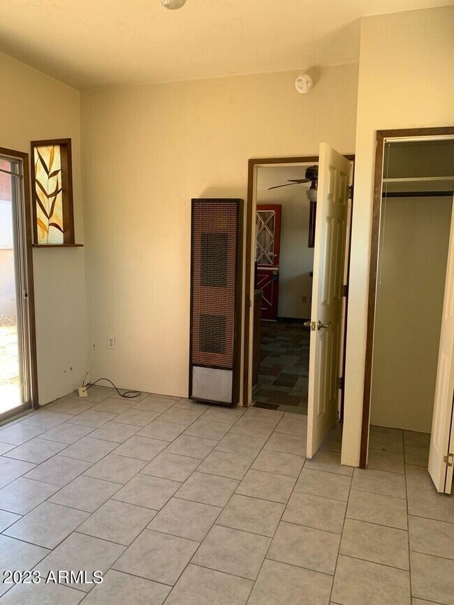 Building Photo - 912 E Allen St