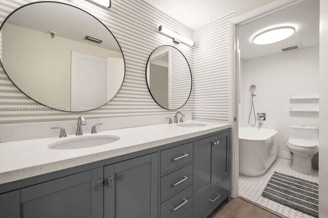 Building Photo - 429 Poinciana Island Dr