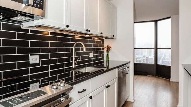 Building Photo - 899 S Plymouth Ct