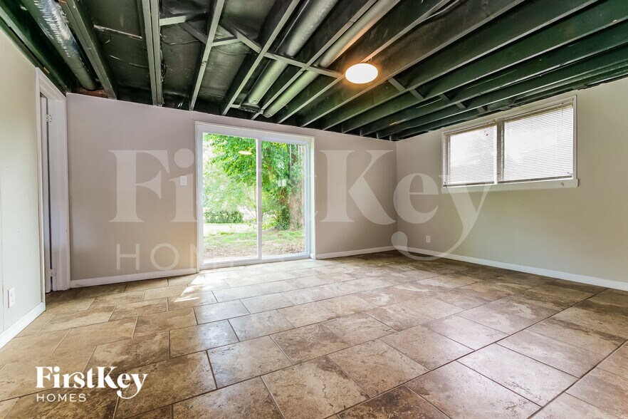 Building Photo - 9309 Farley Ave